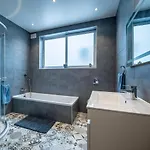Lily Of The Hill - 2 Bedr, 3 Bath *