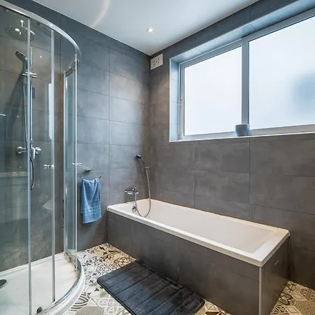 Lily Of The Hill - 2 Bedr, 3 Bath Daire