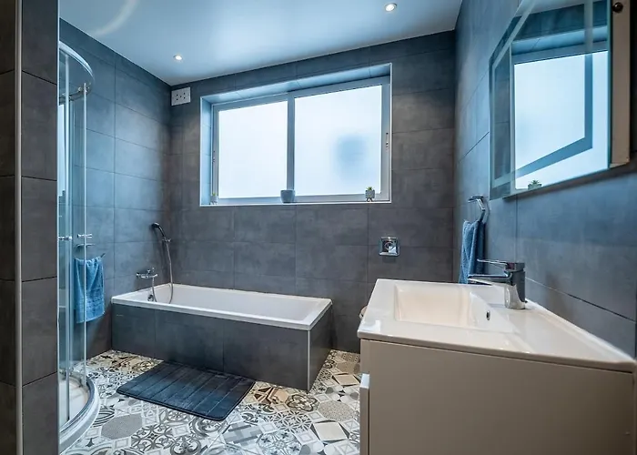 Lily Of The Hill - 2 Bedr, 3 Bath *