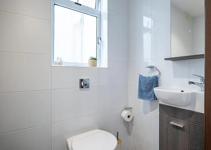 Lily Of The Hill - 2 Bedr, 3 Bath Apartment