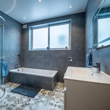 Lily Of The Hill - 2 Bedr, 3 Bath *