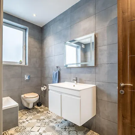 Lägenhet Lily Of The Hill - 2 Bedr, 3 Bath